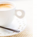 Tasse à café avec sa sous tasse perforées