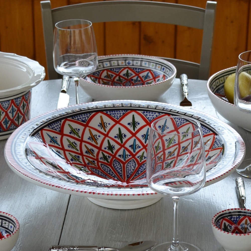 Lot de grandes assiettes plates colorées en jolie poterie artisanale